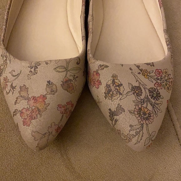 American Rag Flat Leather Floral Shoes - Picture 7 of 10